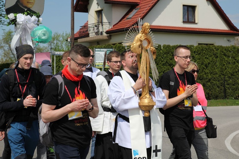 Adoracja Jezusa w drodze z Wieprza do Tomic - grupa bł. ks. M. Sopoćki