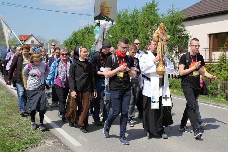 Adoracja Jezusa w drodze z Wieprza do Tomic - grupa bł. ks. M. Sopoćki