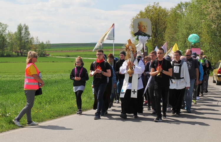 Adoracja Jezusa w drodze z Wieprza do Tomic - grupa bł. ks. M. Sopoćki