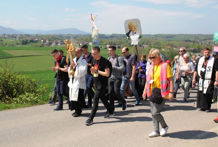 Adoracja Jezusa w drodze z Wieprza do Tomic - grupa bł. ks. M. Sopoćki