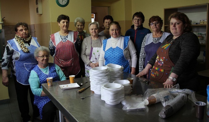 Gospodynie z Witkowic jak co roku - w pełnej gotowości przed przybyciem pielgrzymów.