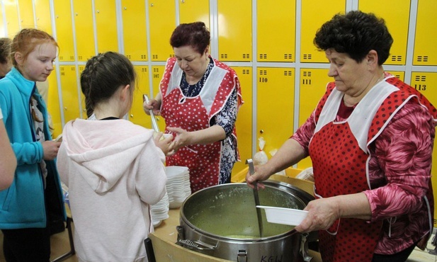 Gospodynie z Wieprza goszczą pątników w miejscowej szkole.