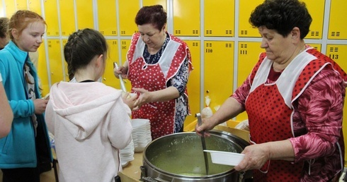 Gospodynie z Wieprza goszczą pątników w miejscowej szkole.