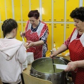 Gospodynie z Wieprza goszczą pątników w miejscowej szkole.