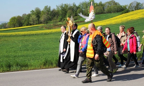 Najświętszy Sakrament niesiony na czele grupy św. Józefa Bilczewskiego w drodze do Wieprza.