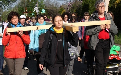 Pątniczki z grupy św. Faustyny niosą krzyż pielgrzymów z Witkowic do Wieprza.