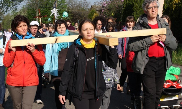 Pątniczki z grupy św. Faustyny niosą krzyż pielgrzymów z Witkowic do Wieprza.