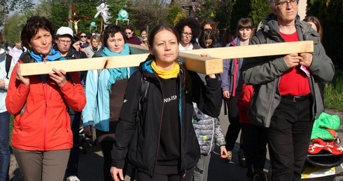 Pątniczki z grupy św. Faustyny niosą krzyż pielgrzymów z Witkowic do Wieprza.