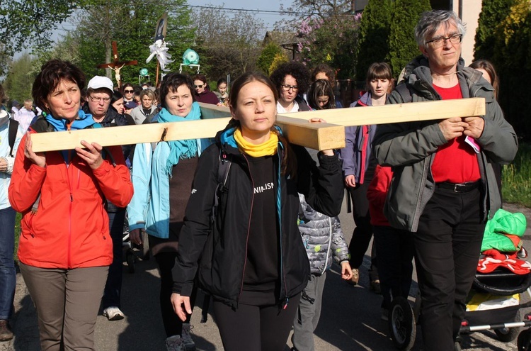 Pątniczki z grupy św. Faustyny niosą krzyż pielgrzymów z Witkowic do Wieprza.