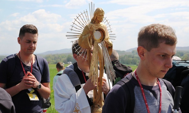 Adoracja Jezusa w Najświętszym Sakramnecie w drodze do Tomic.