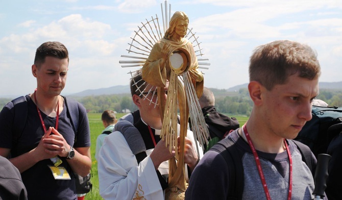 Adoracja Jezusa w Najświętszym Sakramnecie w drodze do Tomic.