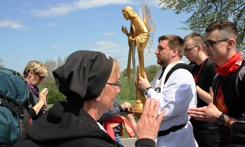 Pan Jezus wśród pielgrzymów z grupy bł. ks. M. Sopoćki.