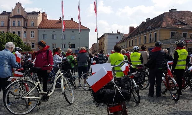 Tarnowskie Góry. Rowery i rajd z flagą, czyli Dzień Flagi na sportowo