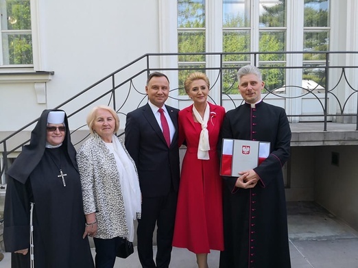 Caritas Archidiecezji Warmińskiej otrzymała flagę od Prezydenta RP Andrzeja Dudy 