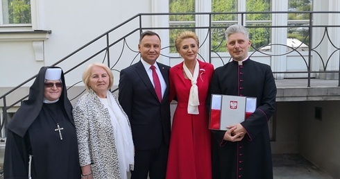 Caritas Archidiecezji Warmińskiej otrzymała flagę od Prezydenta RP Andrzeja Dudy 