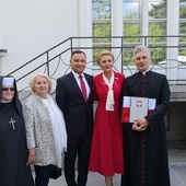 Caritas Archidiecezji Warmińskiej otrzymała flagę od Prezydenta RP Andrzeja Dudy 