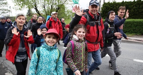 Wszystkie pokolenia pielgrzymowały z Hałcnowa do Łagiewnik.