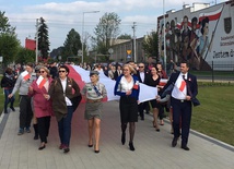 Ulicami Skierniewic poniesiono 300-metrową flagę.