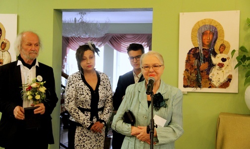 Artyści z Twórczego Klubu Seniora uszyli 25 sukien dla Matki Bożej