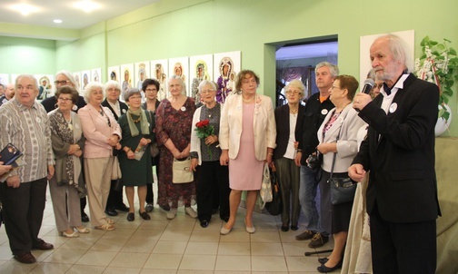 Artyści z Twórczego Klubu Seniora uszyli 25 sukien dla Matki Bożej