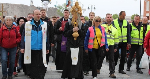 Najświętszy Sakrament na czele pielgrzymów, którzy uczestniczyli w siódmej pielgrzymce diecezji bielsko-żywieckiej z Bielska-Białej do Łagiewnik.