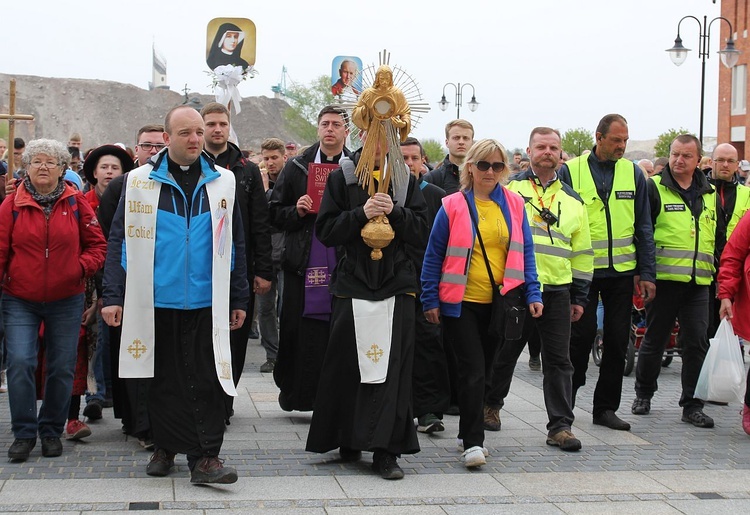 Najświętszy Sakrament na czele pielgrzymów, którzy uczestniczyli w siódmej pielgrzymce diecezji bielsko-żywieckiej z Bielska-Białej do Łagiewnik.