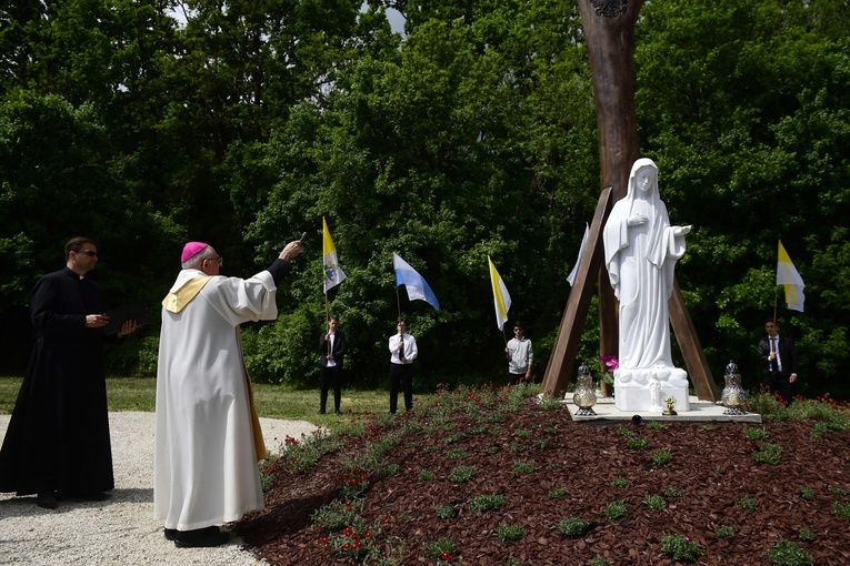 Odsłonięto pomnik Maryi upamiętniający tragedię polskich pielgrzymów z 2002 roku