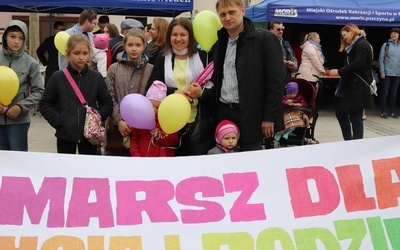 Dzieci podczas marszu otrzymały kolorowe balony