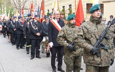 Kolumna przemarszu uformowana po wyjściu z kościoła.