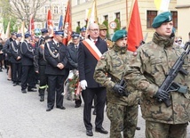 Kolumna przemarszu uformowana po wyjściu z kościoła.