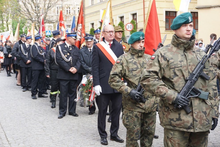 Kolumna przemarszu uformowana po wyjściu z kościoła.