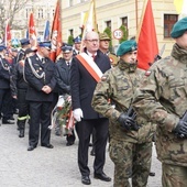 Kolumna przemarszu uformowana po wyjściu z kościoła.