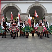 „Blichowiacy” zaprezentowali folklor łowicki oraz zamanifestowali miłość do ojczyzny.