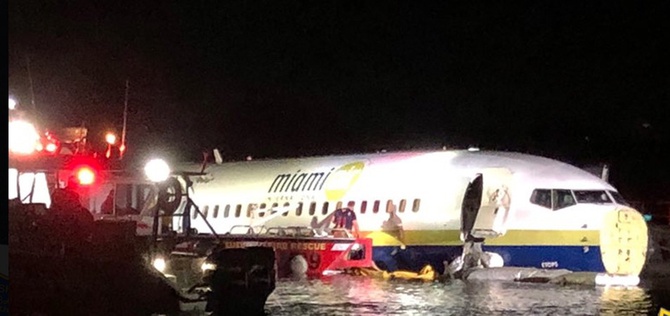USA: Samolot ze 136 pasażerami na pokładzie wpadł do rzeki