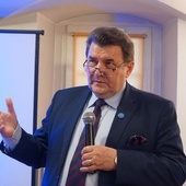 Profesor Zbigniew Krysiak jest ekonomistą, wykładowcą w Szkole Głównej Handlowej w Warszawie.