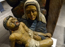 Pietà - rzeźba w drewnie, dzieło Jerzego Krześniaka.