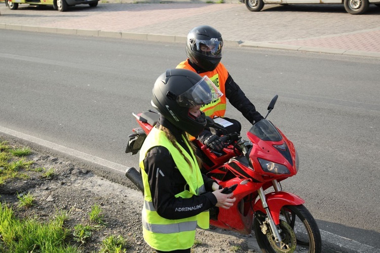Tata, syn i córka - rodzina pielgrzymkowych pilotów na motocyklach