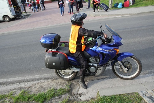 Tata, syn i córka - rodzina pielgrzymkowych pilotów na motocyklach