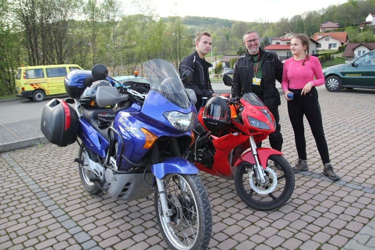 Tata, syn i córka - rodzina pielgrzymkowych pilotów na motocyklach