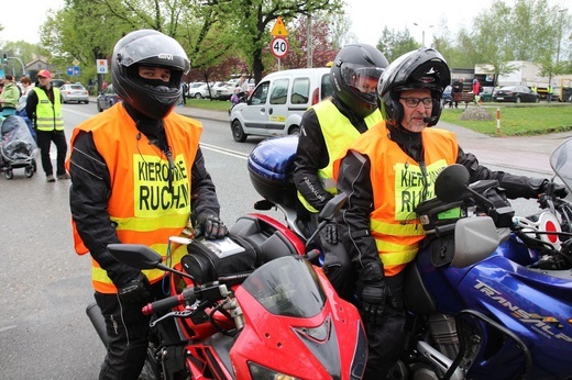 Tata, syn i córka - rodzina pielgrzymkowych pilotów na motocyklach