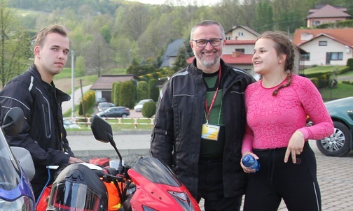 Tata Andrzej, jego 14-letnia córka Milena i 19-letni syn Filip Niemcowie z Kóz, zadebiutowali w tym roku jako pielgrzymkowi piloci na motocyklach.