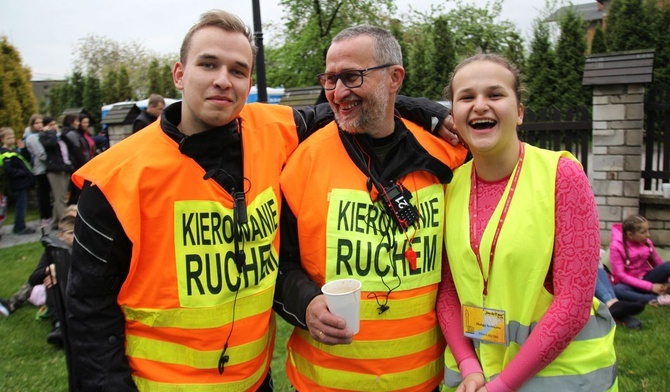 Rodzina Niemców z Kóz - tata, syn i córka w roli pilotów na tegorocznej pielgrzymce łagiewnickiej.