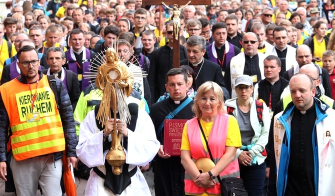 Do św. Faustyny przyszli za Najświętszym Sakramentem. Tym razem monstrancję niósł ks. Jakub Kuliński