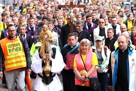 Do św. Faustyny przyszli za Najświętszym Sakramentem. Tym razem monstrancję niósł ks. Jakub Kuliński