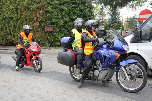 Tata, syn i córka - rodzina pielgrzymkowych pilotów na motocyklach