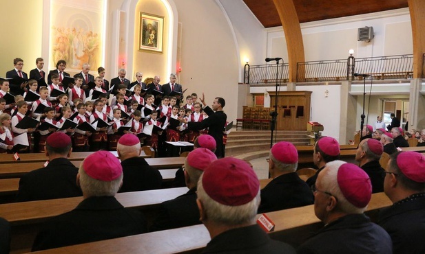 Biskupi - przedstawiciele Konferencji Episkopatu Polski z wizytą u Matki Bożej Latyczowskiej.