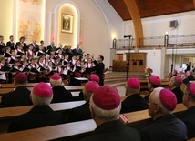 Biskupi - przedstawiciele Konferencji Episkopatu Polski z wizytą u Matki Bożej Latyczowskiej.