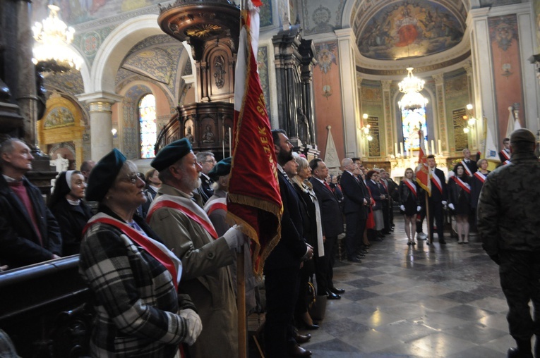 Poczty sztandarowe wypełniły nawę główną katedry.