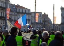 Francuski biskup w żółtej kamizelce