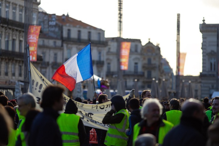 Francuski biskup w żółtej kamizelce